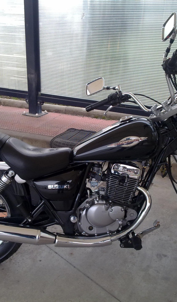 Быстрый мотоцикл Suzuki Marauder 125