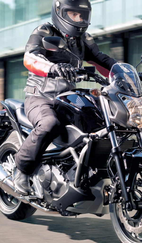 Быстрый мотоцикл Honda NC 700 S