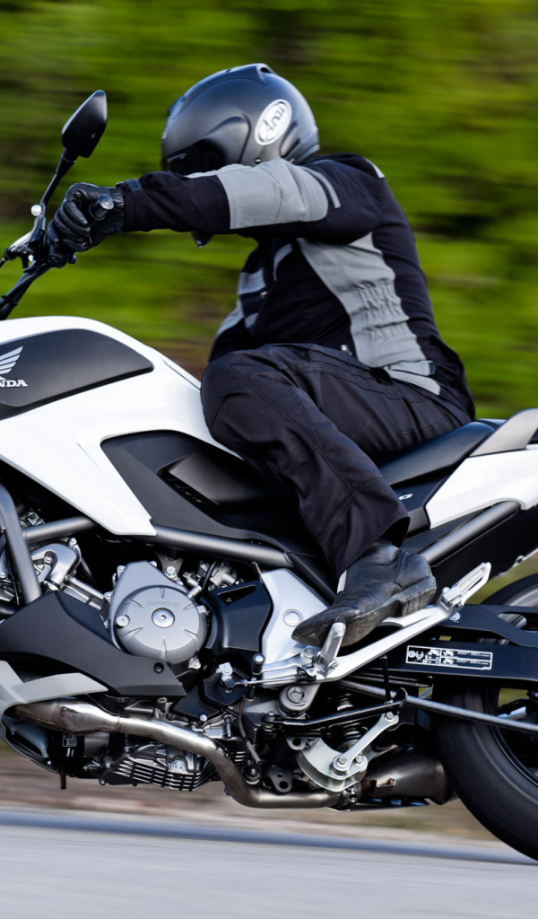 Быстрый мотоцикл Honda NC 700 X