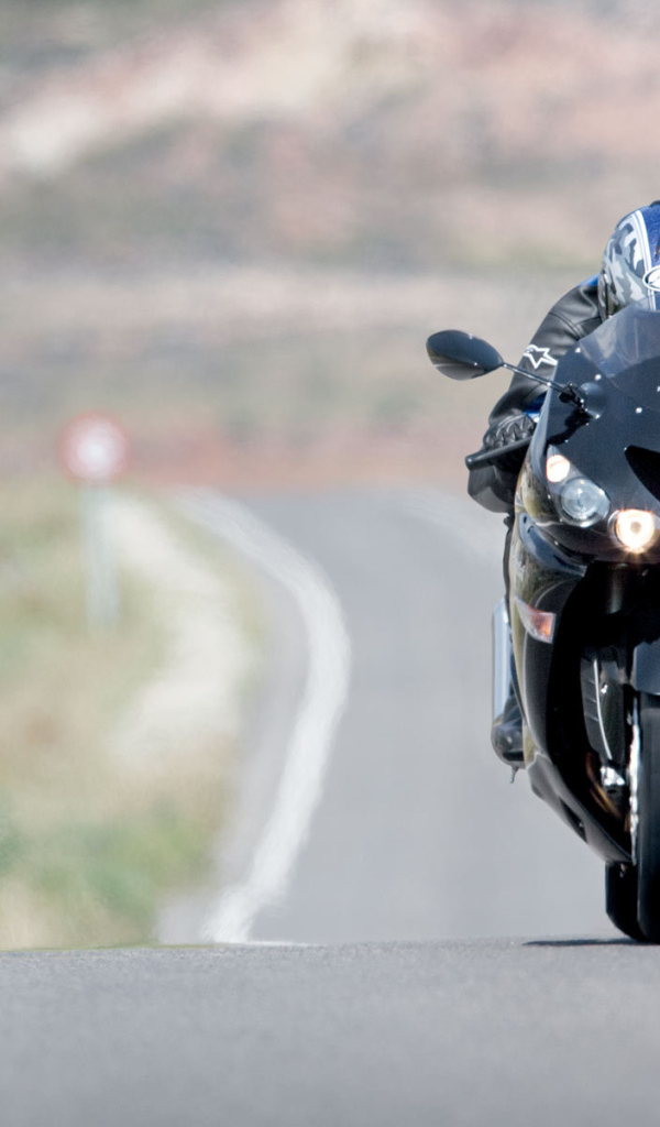 Быстрый мотоцикл Kawasaki ZZR 1400