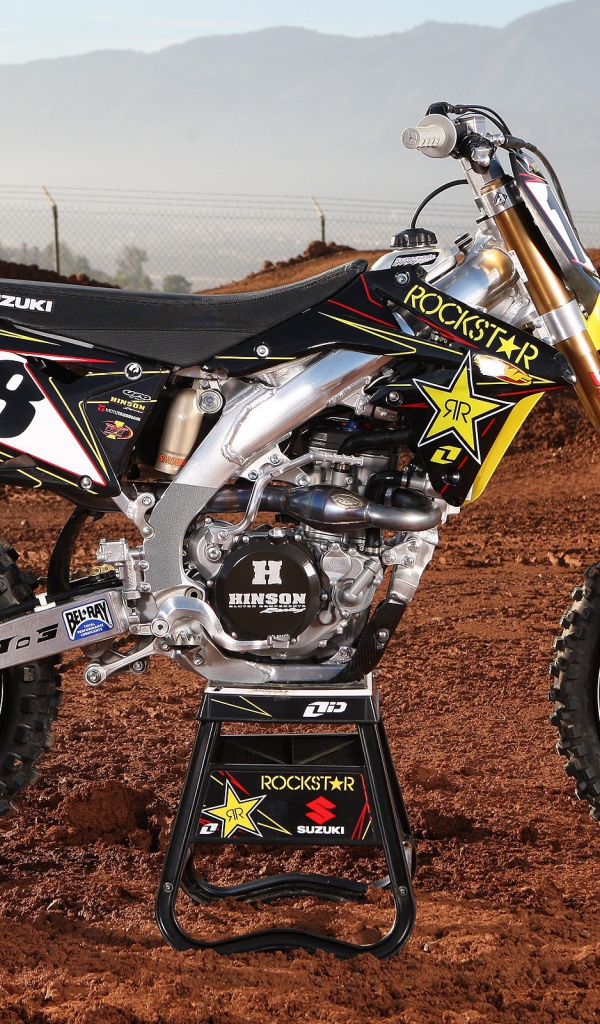 Невероятно быстрый мотоцикл Suzuki RMX 450 Z