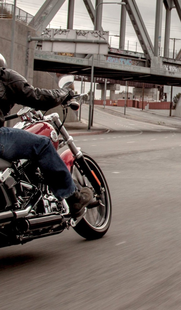 Невероятно быстрый мотоцикл Harley-Davidson CVO Breakout