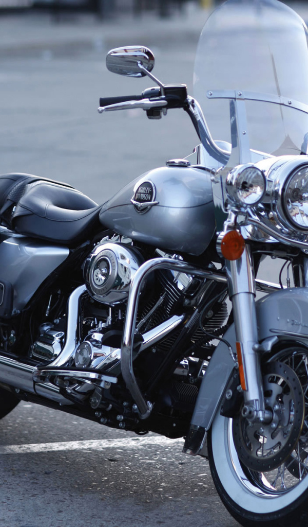 Невероятно быстрый мотоцикл Harley-Davidson Road King Anniversary Edition