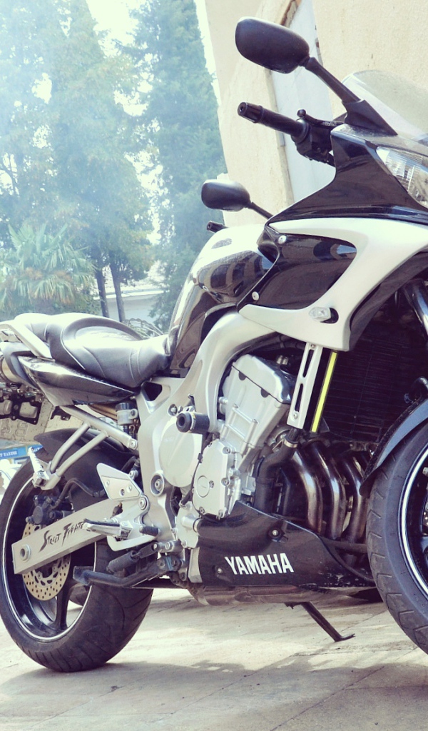 Современный мотоцикл Yamaha