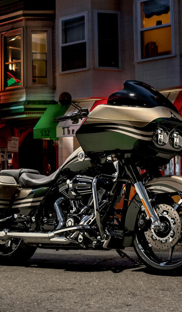 Мотоцикл модели Harley-Davidson CVO Road Glide Custom