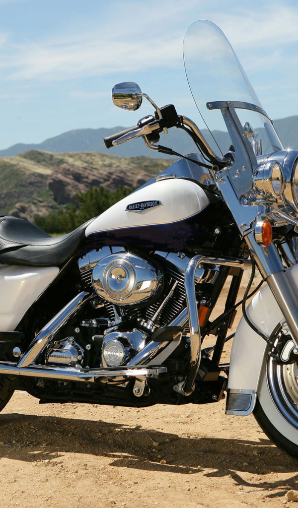 Мотоцикл модели Harley-Davidson Road King Anniversary Edition