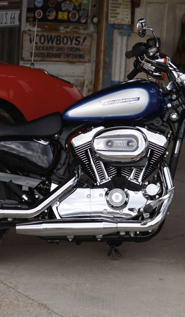 Мотоцикл модели Harley-Davidson XL 1200C Sportster Custom