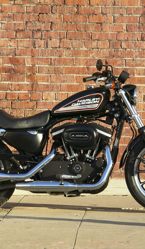 Мотоцикл модели Harley-Davidson XL 883R Sportster Roadster