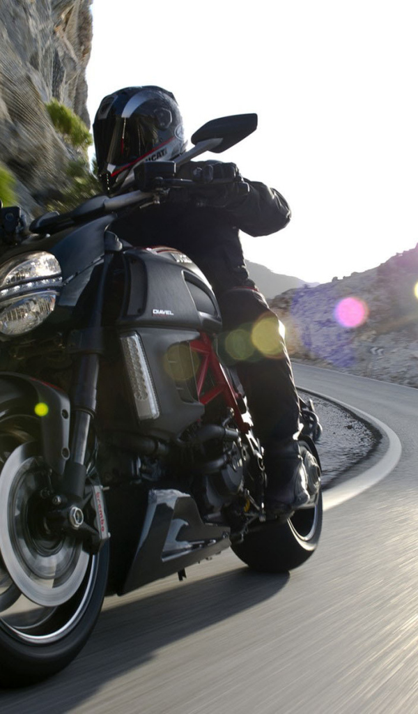 Новый мотоцикл на дороге Ducati Diavel