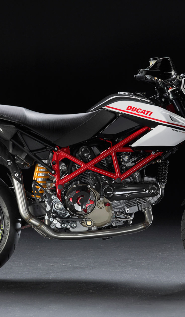 Новый мотоцикл на дороге Ducati Hypermotard