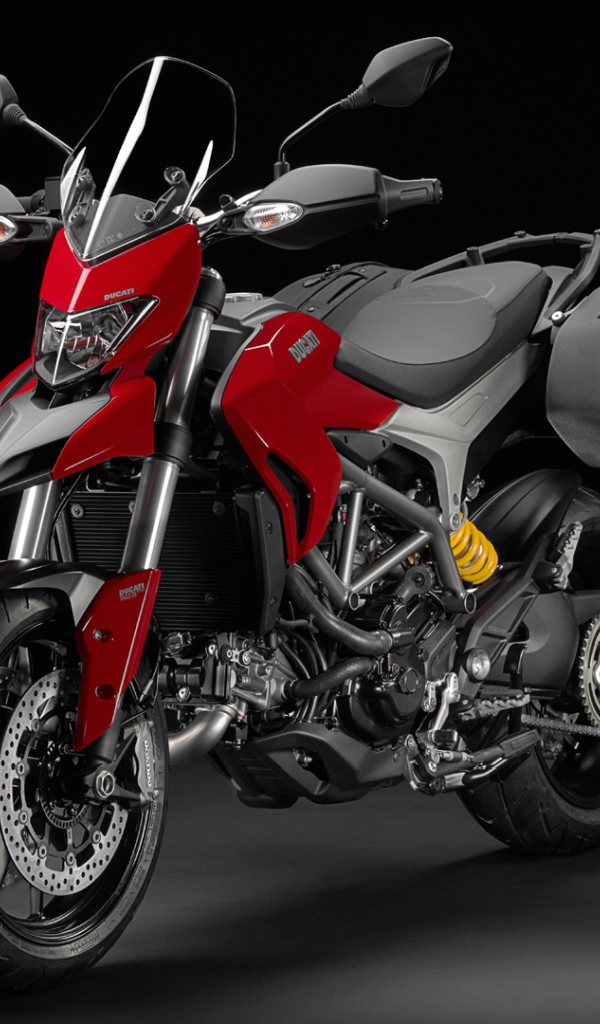 Новый мотоцикл на дороге Ducati Hyperstrada