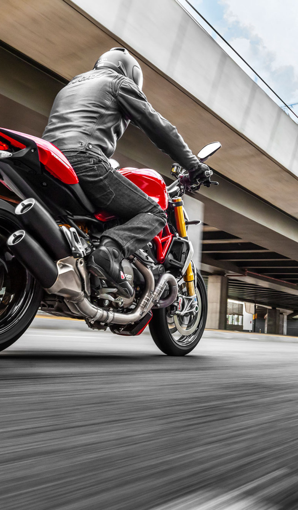Новый мотоцикл на дороге Ducati Monster 1200
