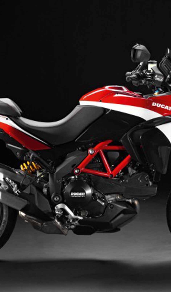 Новый мотоцикл на дороге Ducati Multistrada 1200