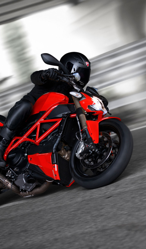 Новый мотоцикл на дороге Ducati Streetfighter 848