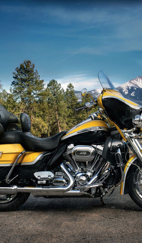 Новый мотоцикл на дороге Harley-Davidson CVO Electra Glide Ultra Classic