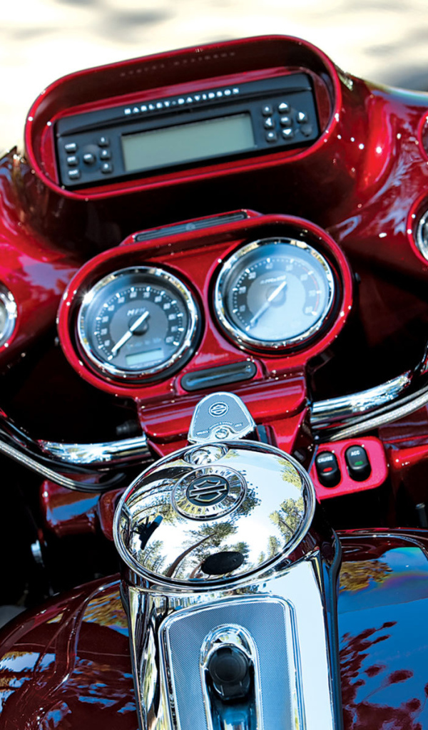 Новый мотоцикл на дороге Harley-Davidson CVO Road Glide Custom