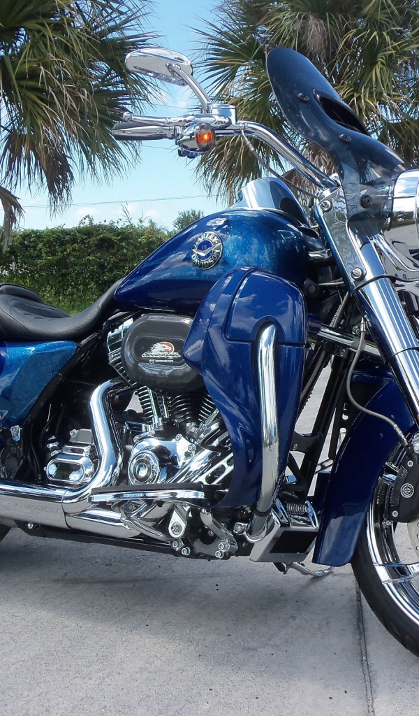 Новый мотоцикл на дороге Harley-Davidson CVO Road King