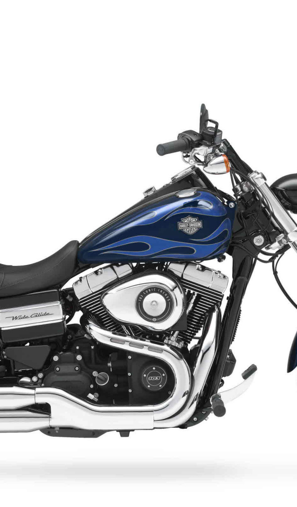 Новый мотоцикл на дороге Harley-Davidson Dyna Switchback