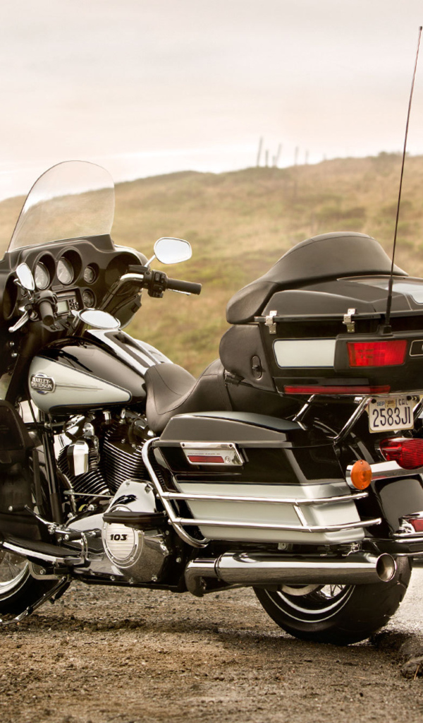 Новый мотоцикл на дороге Harley-Davidson Electra Glide Ultra Classic