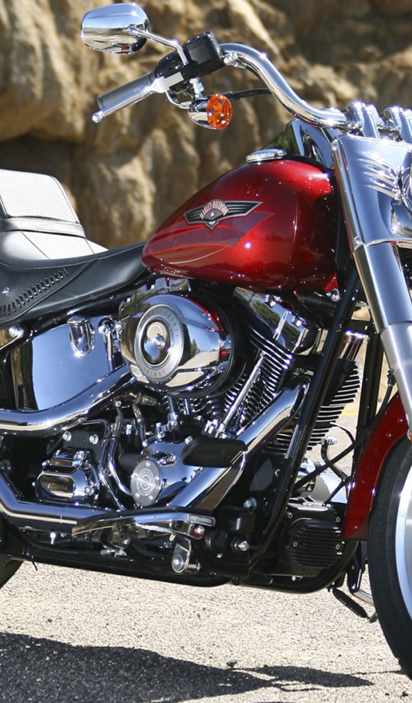 Новый мотоцикл на дороге Harley-Davidson Fat Boy