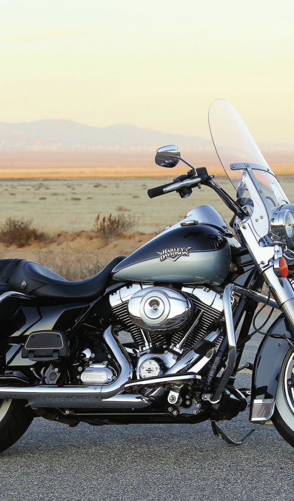 Новый мотоцикл на дороге Harley-Davidson Road King Anniversary Edition