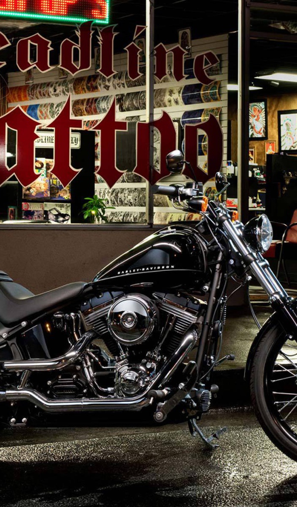 Новый мотоцикл на дороге Harley-Davidson Softail Blackline