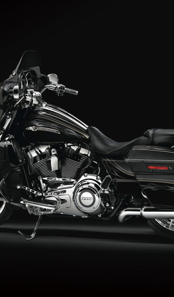 Новый мотоцикл на дороге Harley-Davidson Street Glide