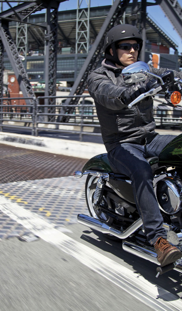 Новый мотоцикл на дороге Harley-Davidson XL 1200V Sportster Seventy-Two