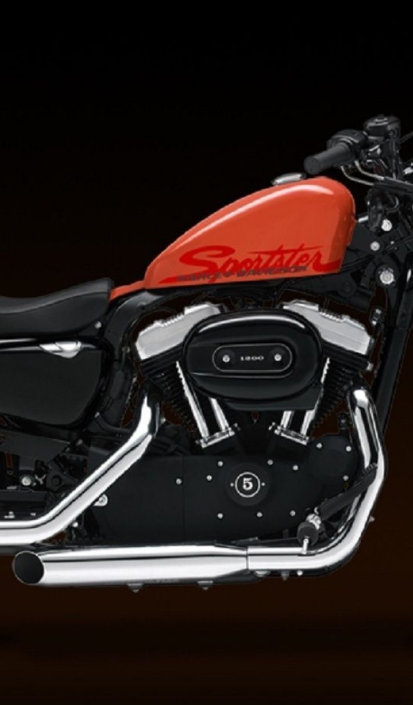 Новый мотоцикл на дороге Harley-Davidson XL 1200X Sportster Forty-Eight
