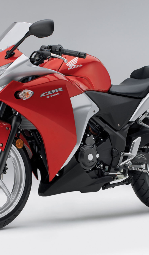 Новый мотоцикл на дороге Honda CBR 250 R