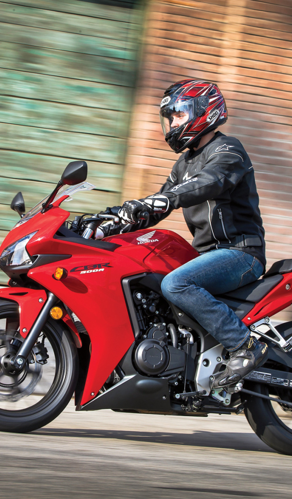 Новый мотоцикл на дороге Honda CBR 500 R