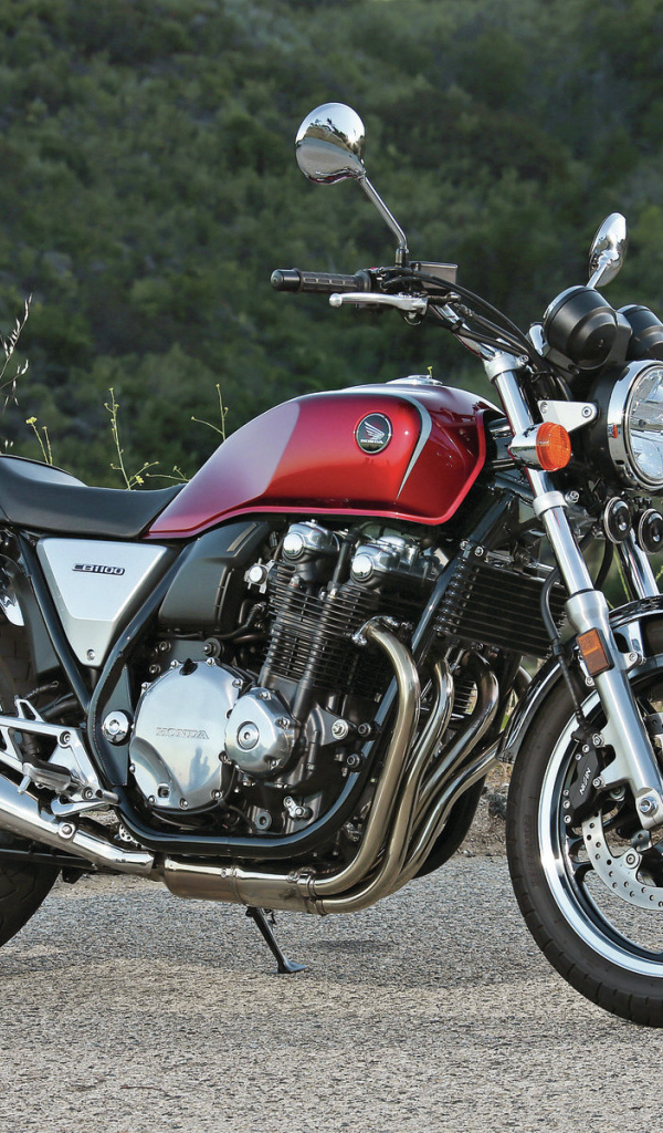 Новый мотоцикл на дороге Honda CB 1100