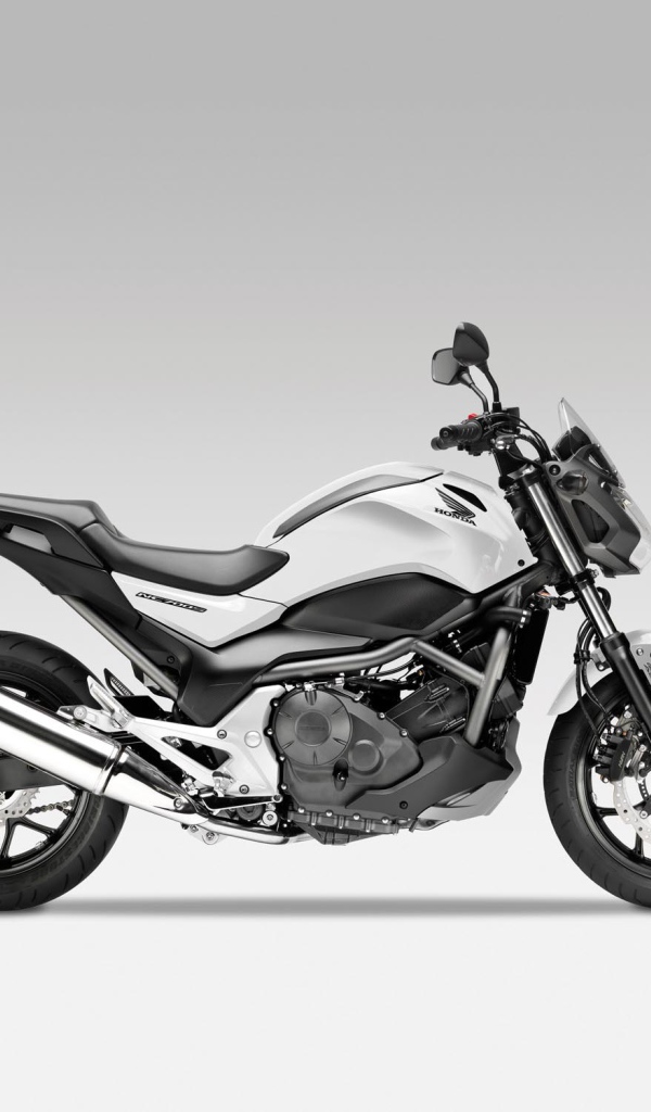 Новый мотоцикл на дороге Honda NC 700 S