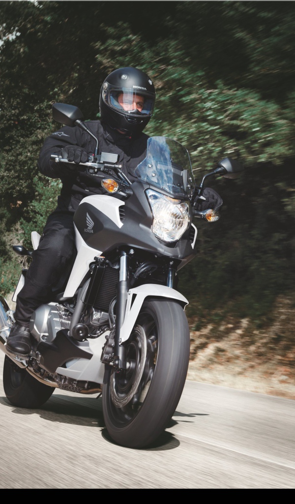 Новый мотоцикл на дороге Honda NC 700 X