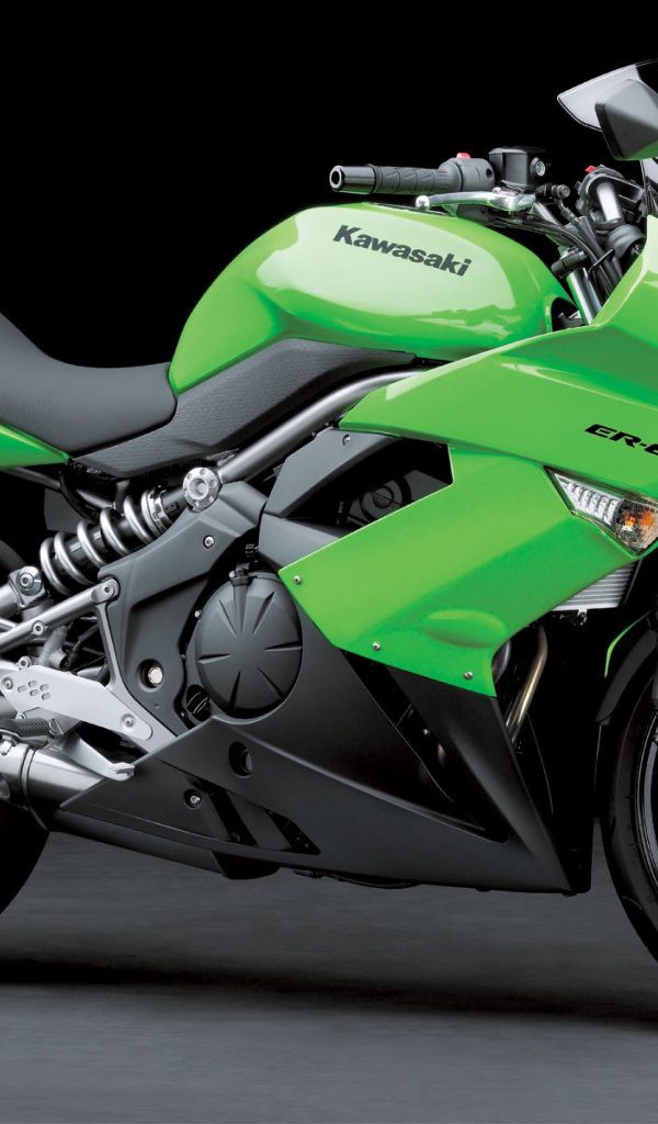 Новый мотоцикл на дороге Kawasaki ER-6f