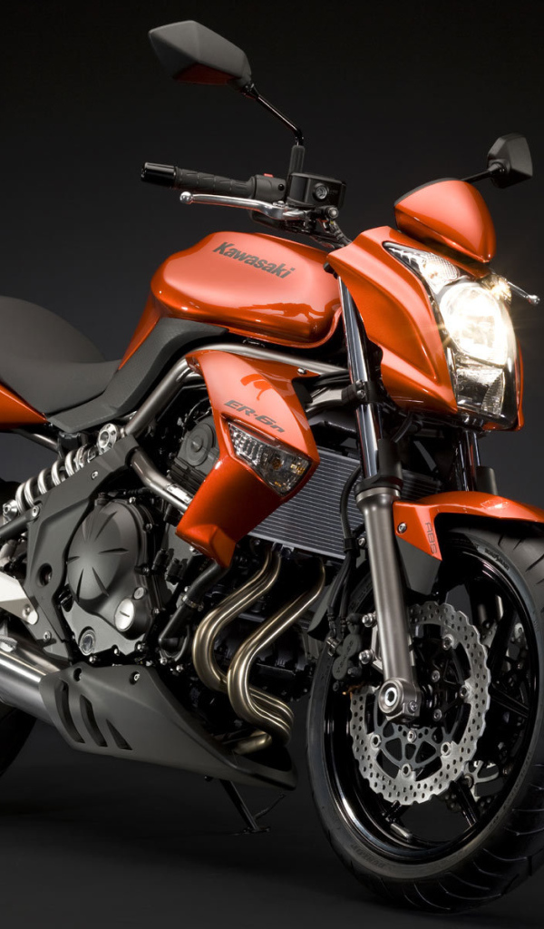 Новый мотоцикл на дороге Kawasaki ER-6n