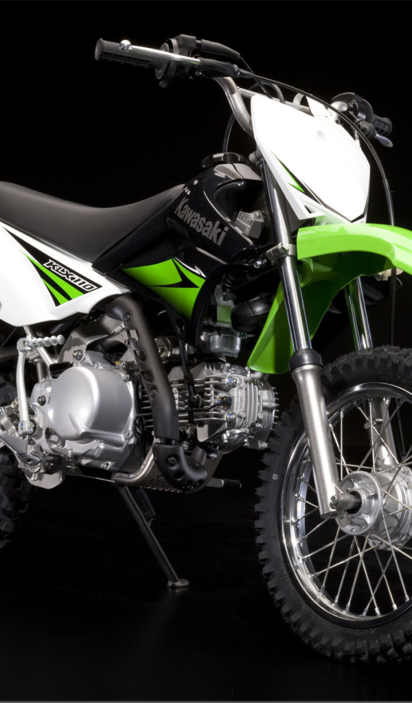 Новый мотоцикл на дороге Kawasaki KLX 110