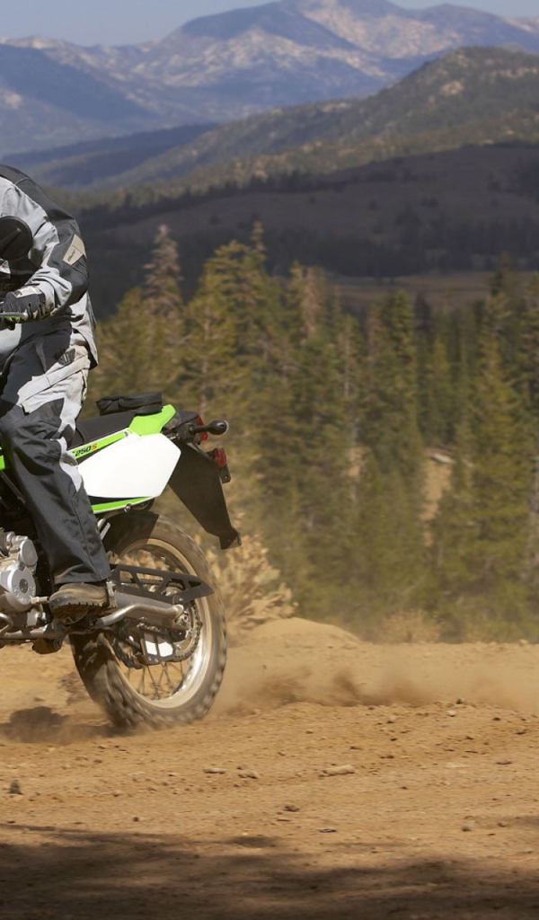 Новый мотоцикл на дороге Kawasaki KLX 250