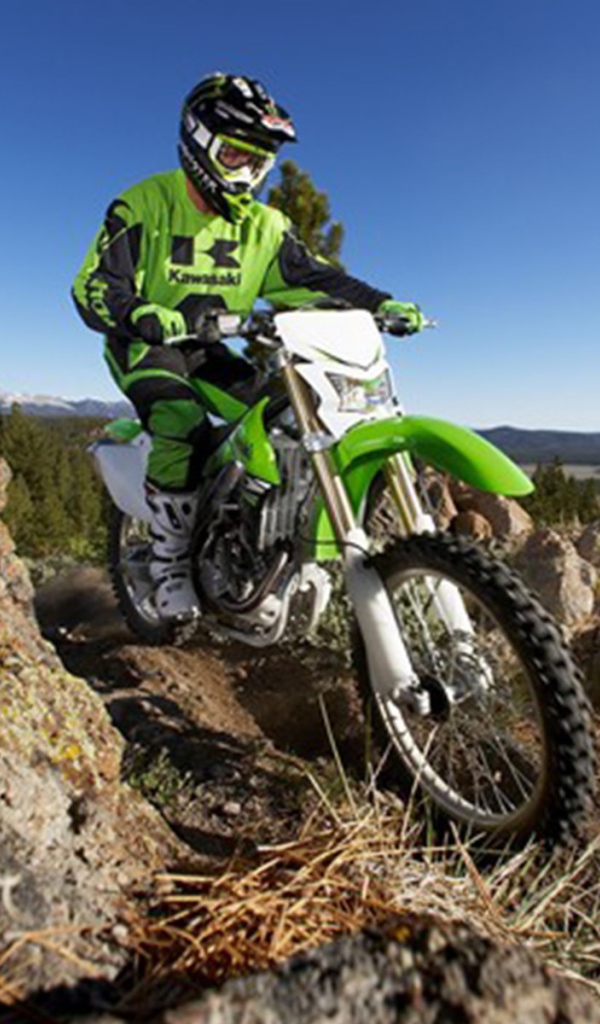 Новый мотоцикл на дороге Kawasaki KLX 450 R