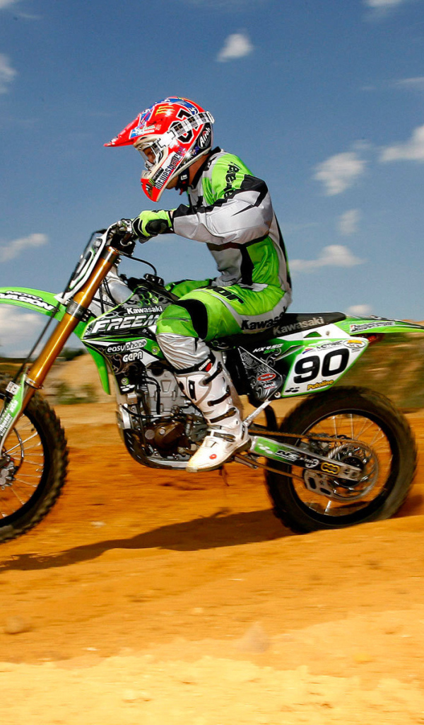 Новый мотоцикл на дороге Kawasaki KX 450 F