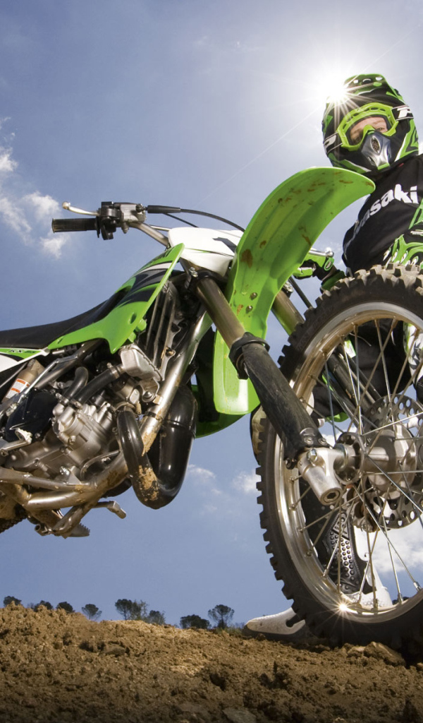 Новый мотоцикл на дороге Kawasaki KX 85-II