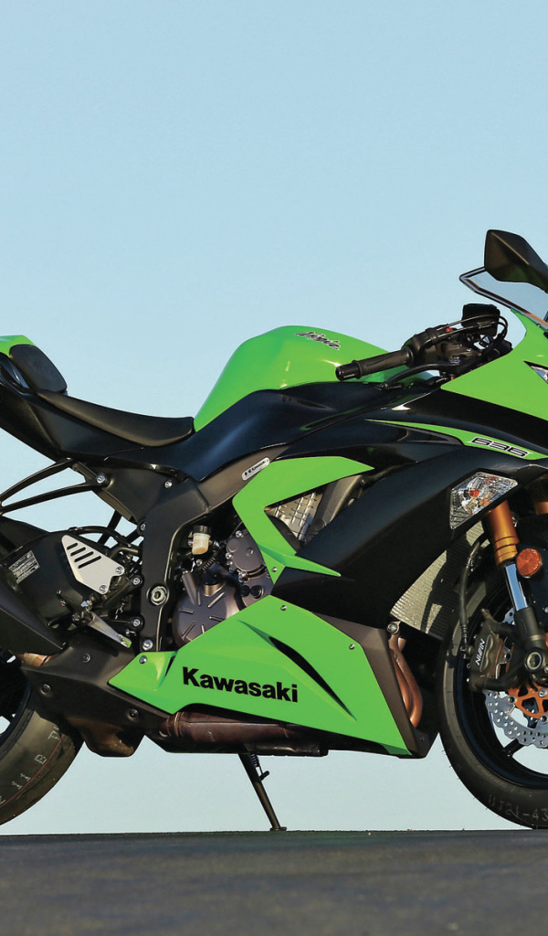 Новый мотоцикл на дороге Kawasaki Ninja ZX-6R 636 Performance