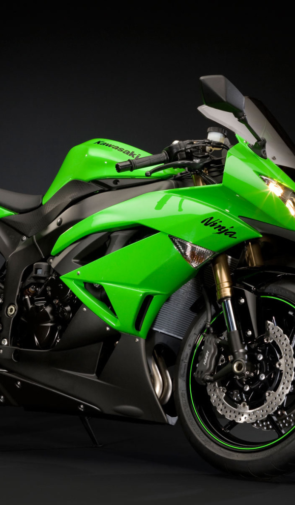Новый мотоцикл на дороге Kawasaki Ninja ZX-6R