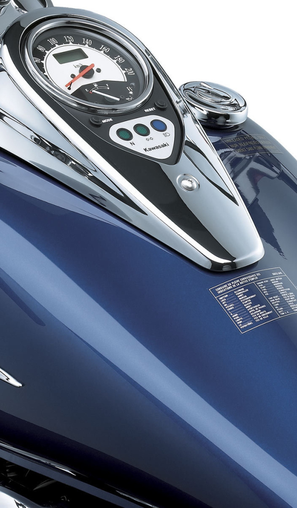 Новый мотоцикл на дороге Kawasaki VN 900 Classic