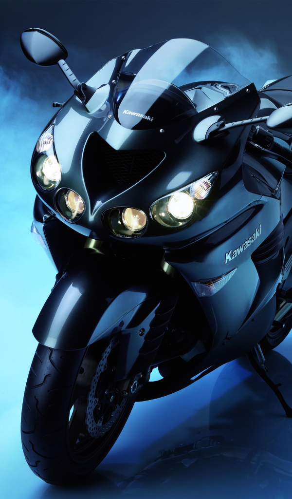 Новый мотоцикл на дороге Kawasaki ZZR 1400