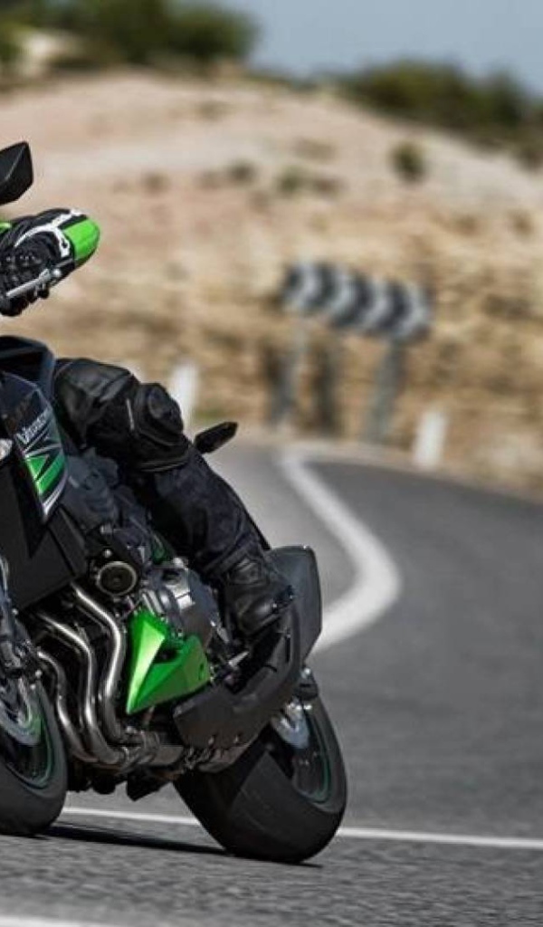 Новый мотоцикл на дороге Kawasaki Z 800