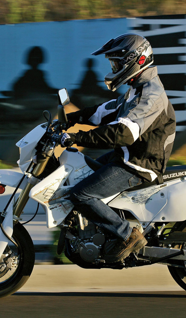 Новый мотоцикл на дороге Suzuki  DR-Z400 S