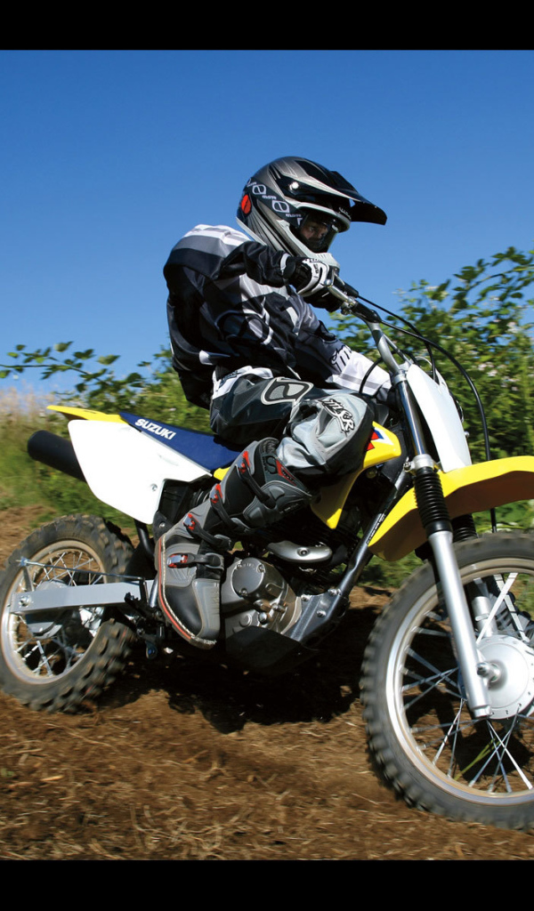 Новый мотоцикл на дороге Suzuki  DR-Z 125