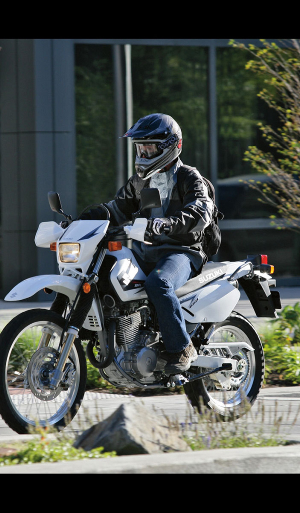 Новый мотоцикл на дороге Suzuki DR 650 SE