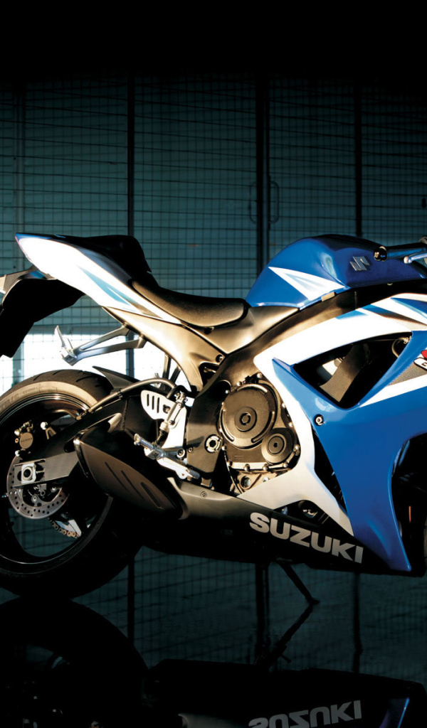 Новый мотоцикл на дороге Suzuki  GSX-R 1000